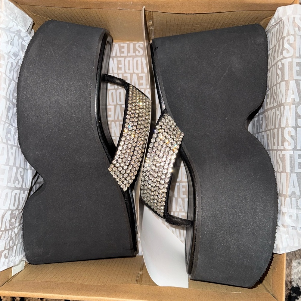 Steve Madden “GWEN-R” thong crystal sandal wedges - size 8